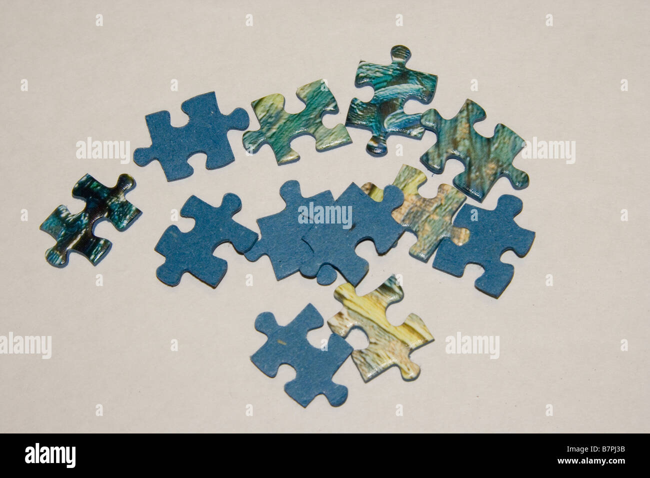 Jigsaw Puzzle-Teile auf einem weißen Hintergrund. Stockfoto