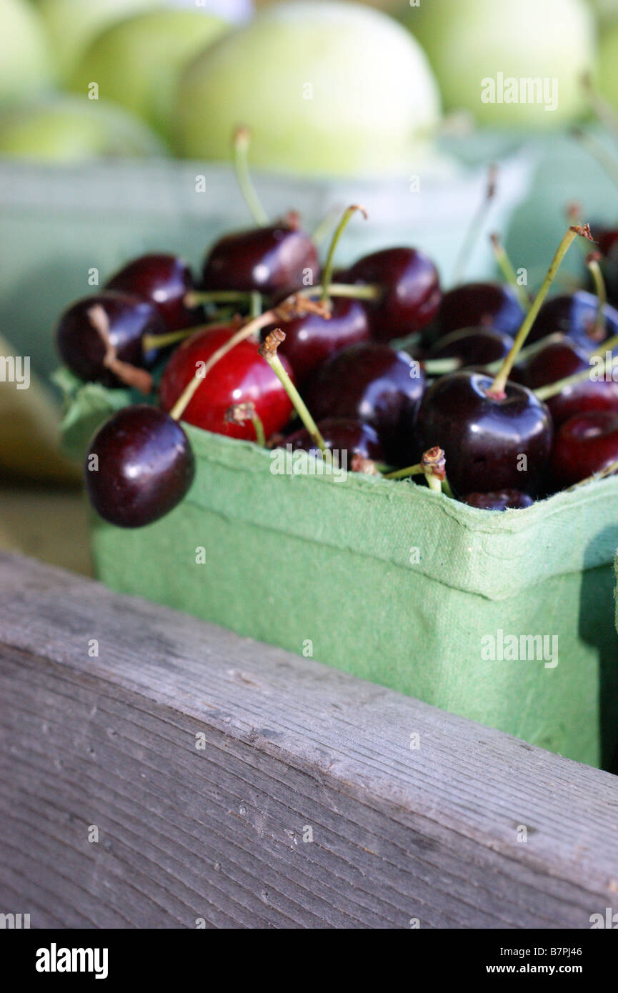 Bauernmarkt Obststand, Verkauf von lokalen Kirschen und Äpfel Stockfoto