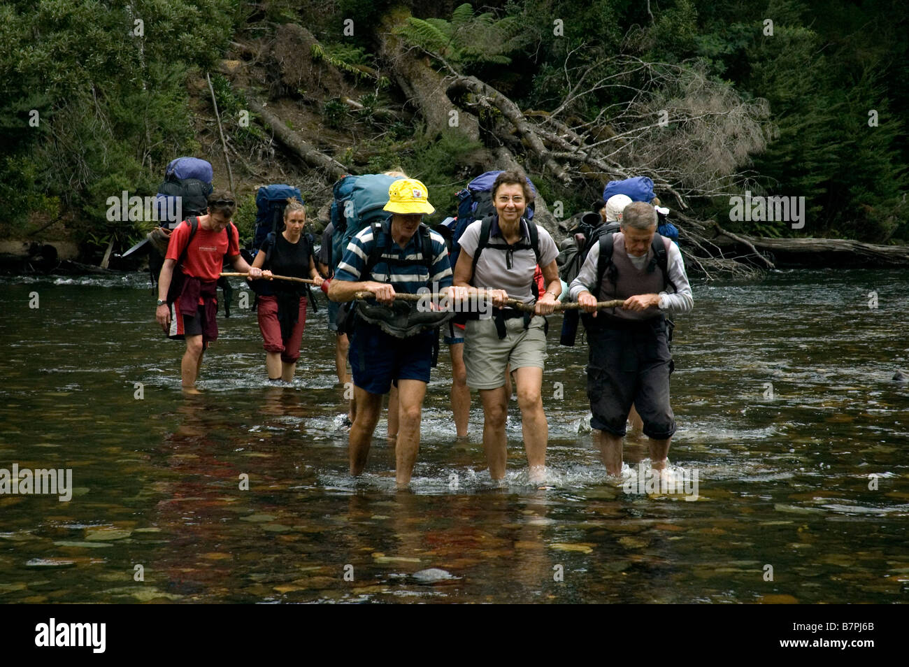 Walkers fording Arthur River in der Tarkine Region, Tasmanien, Australien Stockfoto