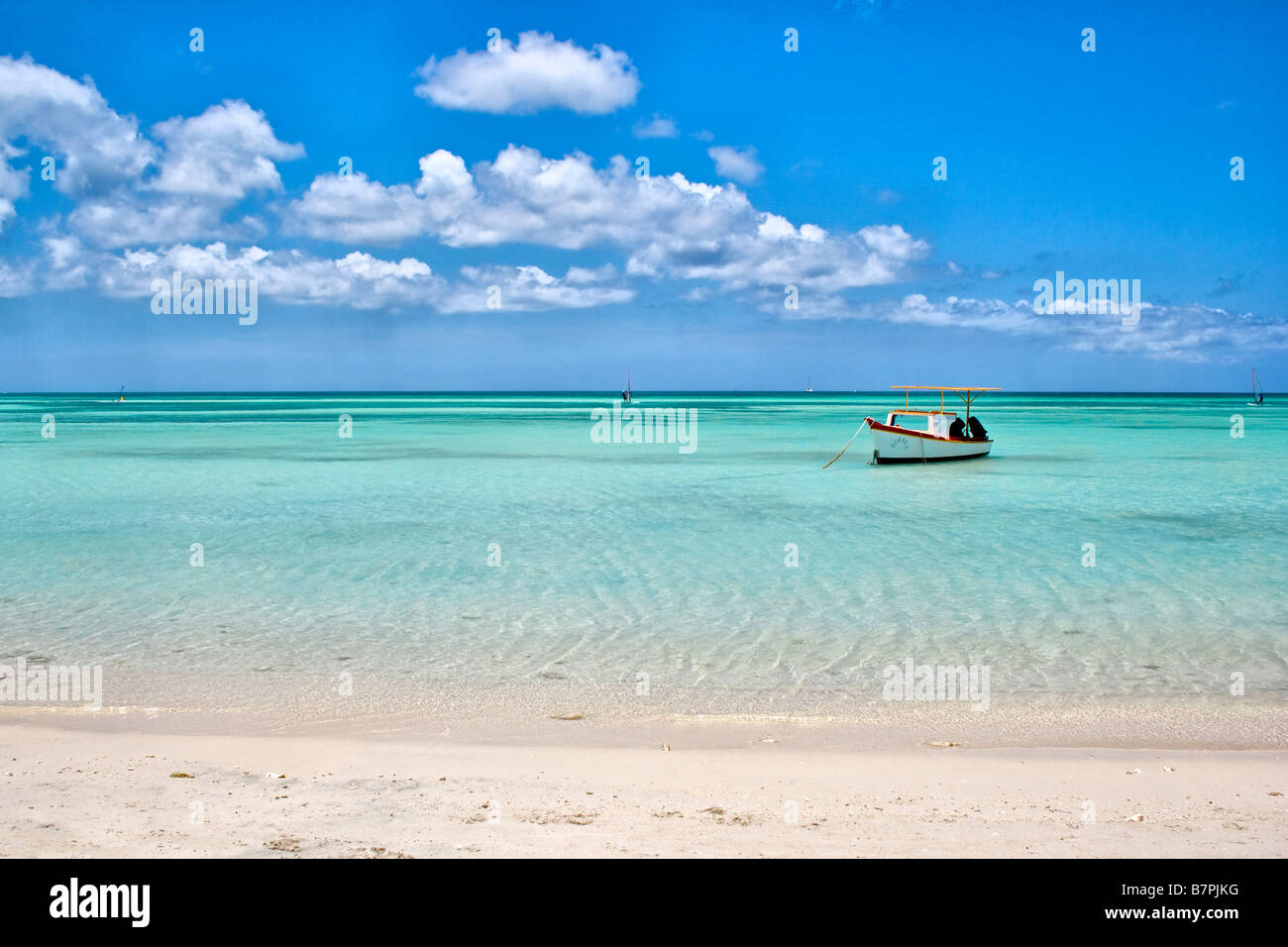 Lang gestreckte Strände an der Westküste von Aruba in der Nähe von der Hochhaus-Hotels, die dieser Strand als Palm Beach bekannt ist Stockfoto