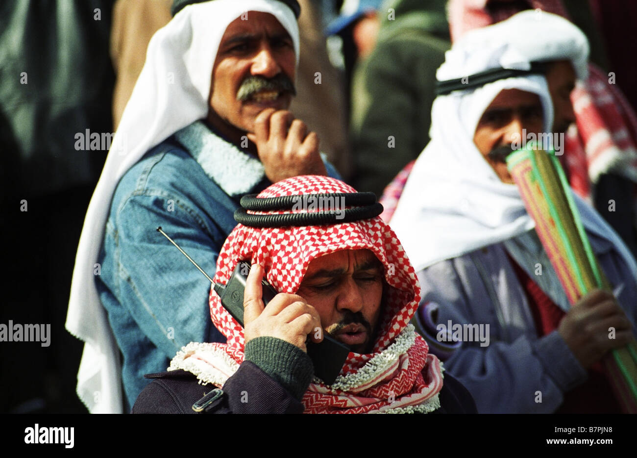 Arabische Männer tragen traditionelle Kopf erstreckt sich in der Altstadt von Jerusalem. Stockfoto