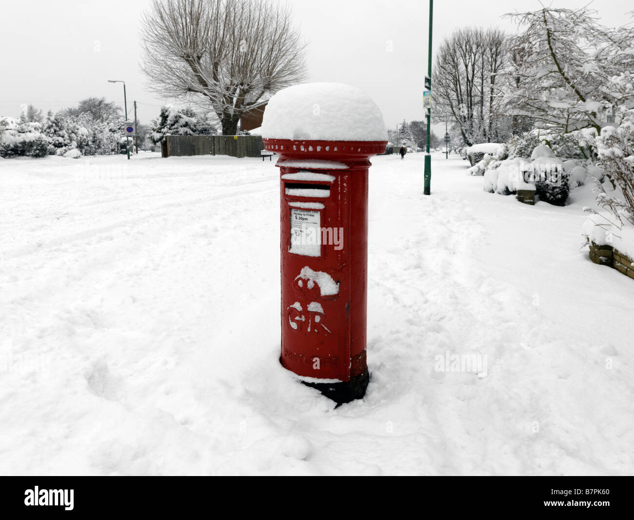 Briefkasten nach schweren Schneefall Surrey England Stockfoto