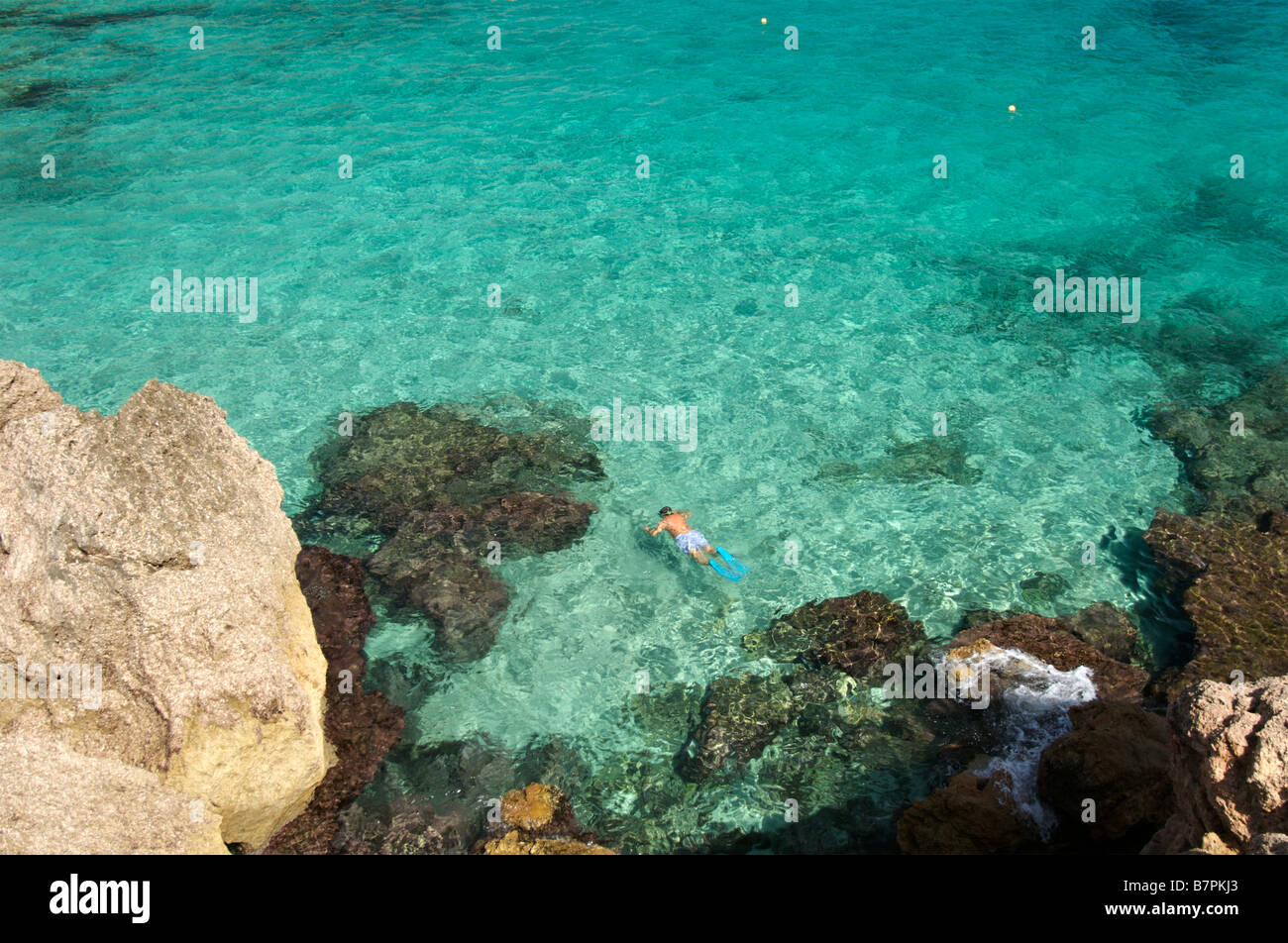 Eine Person, die im Meer Schnorcheln Stockfoto