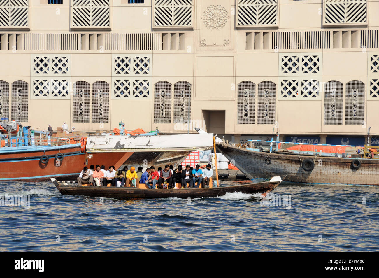 Abra Überführung Passagiere über den Dubai creek Stockfoto
