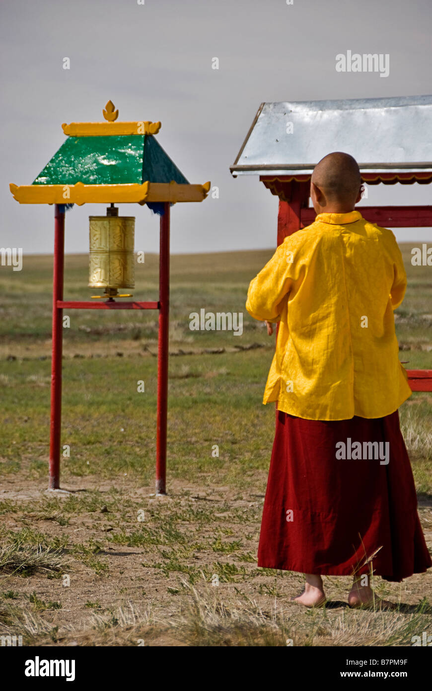 Buddhistischer Mönch in der Wüste Gobi, Mongolei Stockfoto