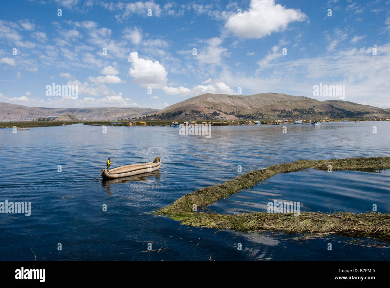 Ein Mann fährt ein Reed-Floß auf den Titicacasee Peru Stockfoto