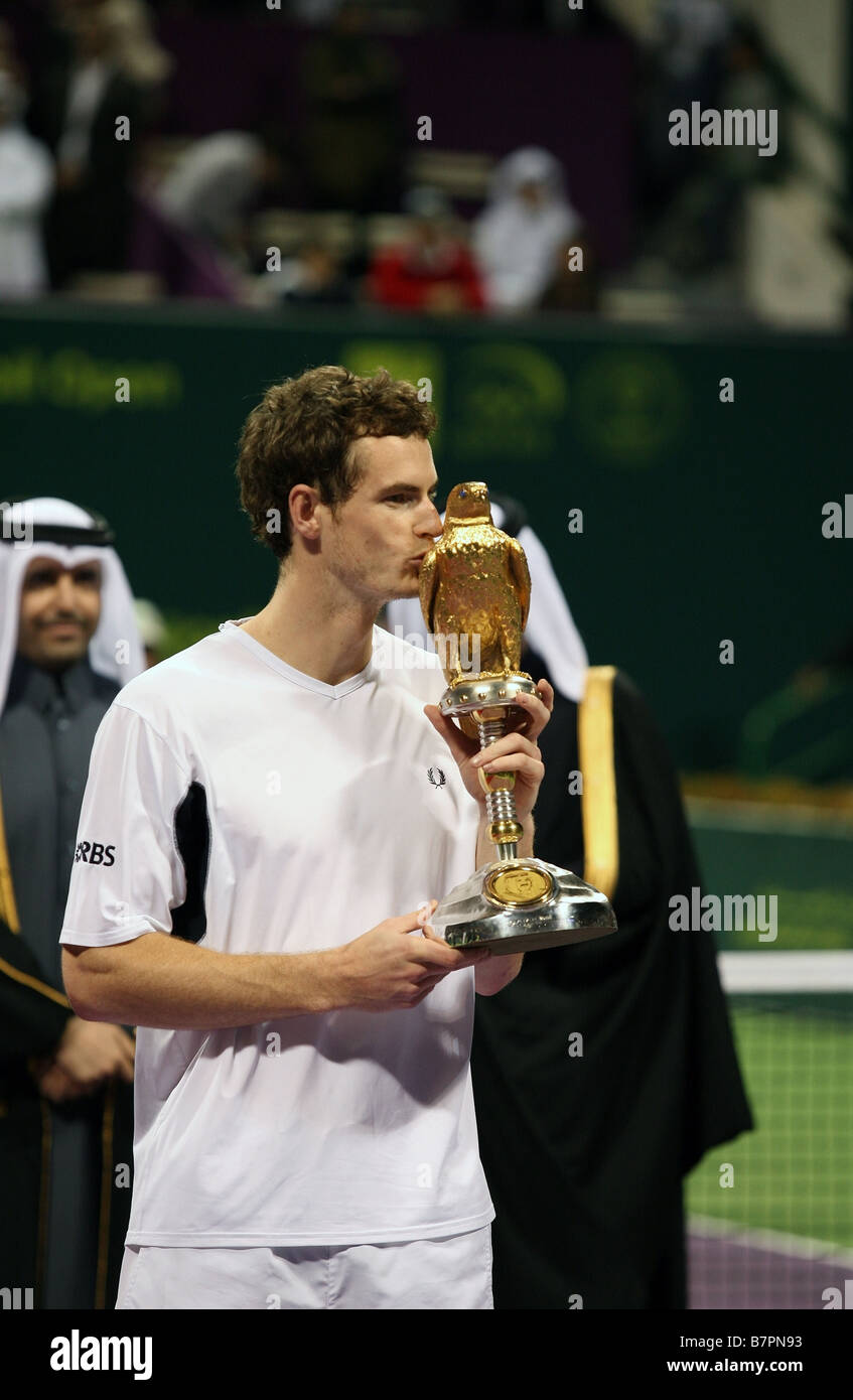 Britische Tennisprofi Andy Murray die Qatar ExxonMobil Open Falcon Trophy Küsse nach dem Sieg gegen Andy Roddick in das Einzel-Finale Stockfoto