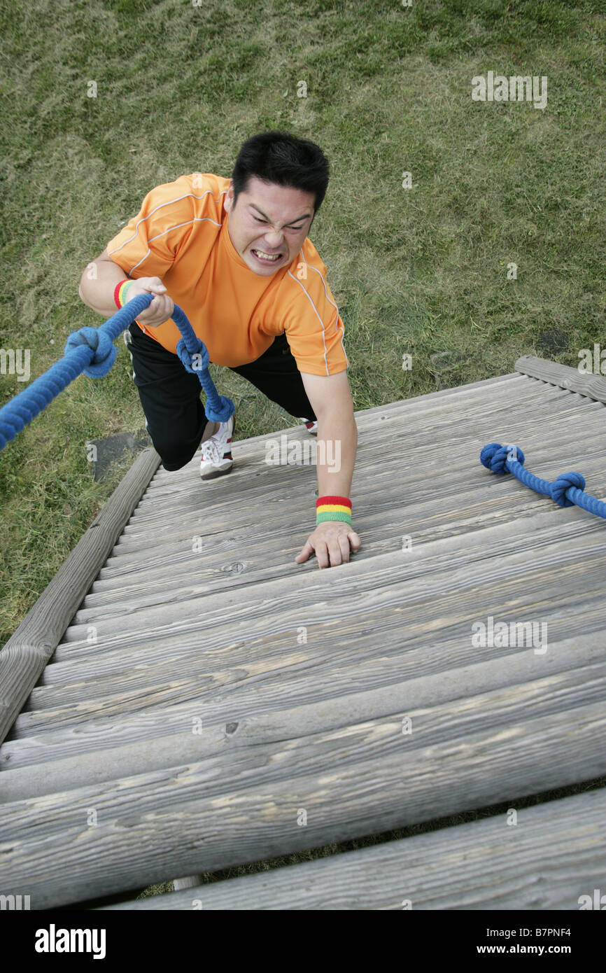 Ein Mann klettert der Spielgeräte Stockfoto
