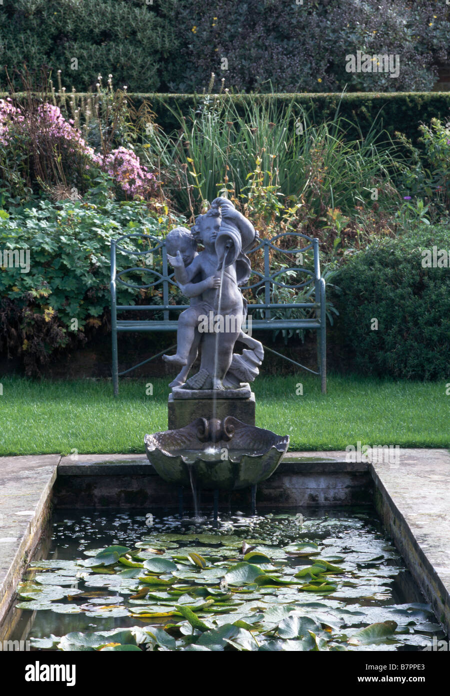 Packwood House, versunkene Garten, Brunnenfigur Engel Stockfoto