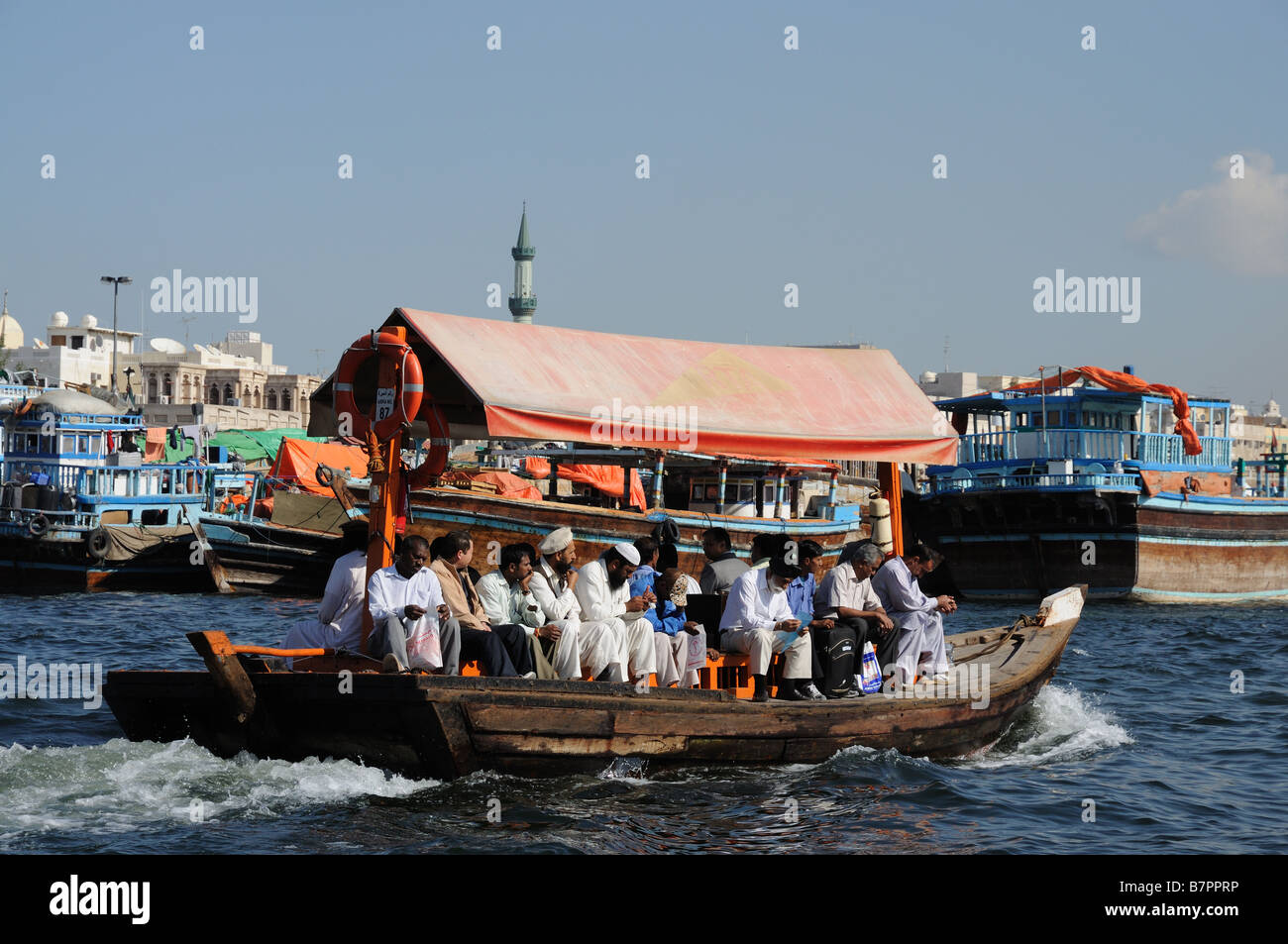 Abra Überführung Passagiere über den Dubai creek Stockfoto