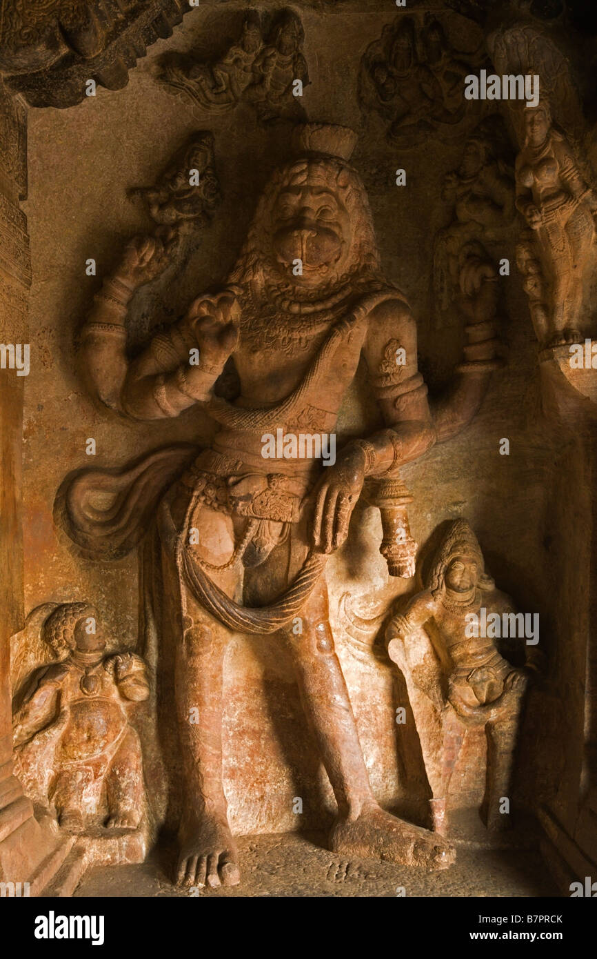 Statue von Narashima Mann Löwe Inkarnation der Hindu Gott Vishnu in Badami Bundesstaat Karnataka Indien Stockfoto