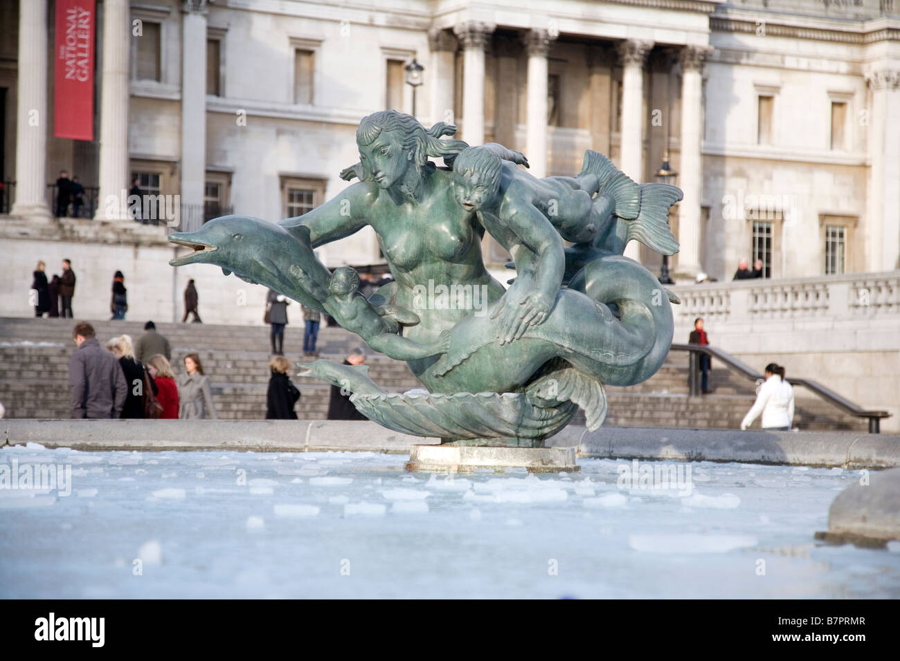 Statue in der Mitte des Trafalgar Square Brunnen unter Eis in london Stockfoto