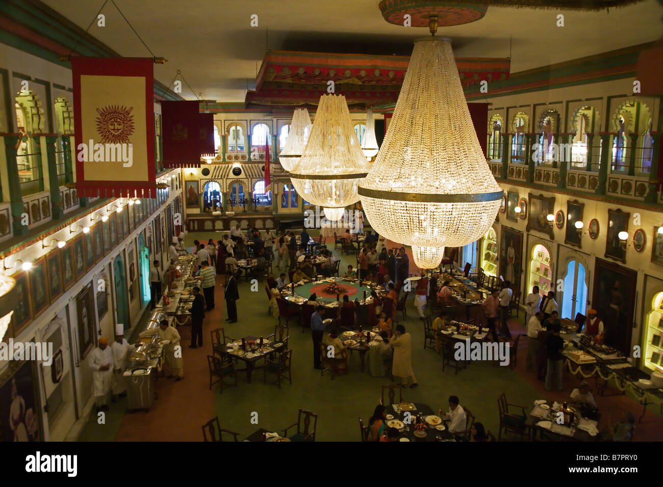 Durbar Hall im Fateh Prakash Palace Teil der Stadt Schlossanlage in Udaipur, Rajasthan Indien Stockfoto