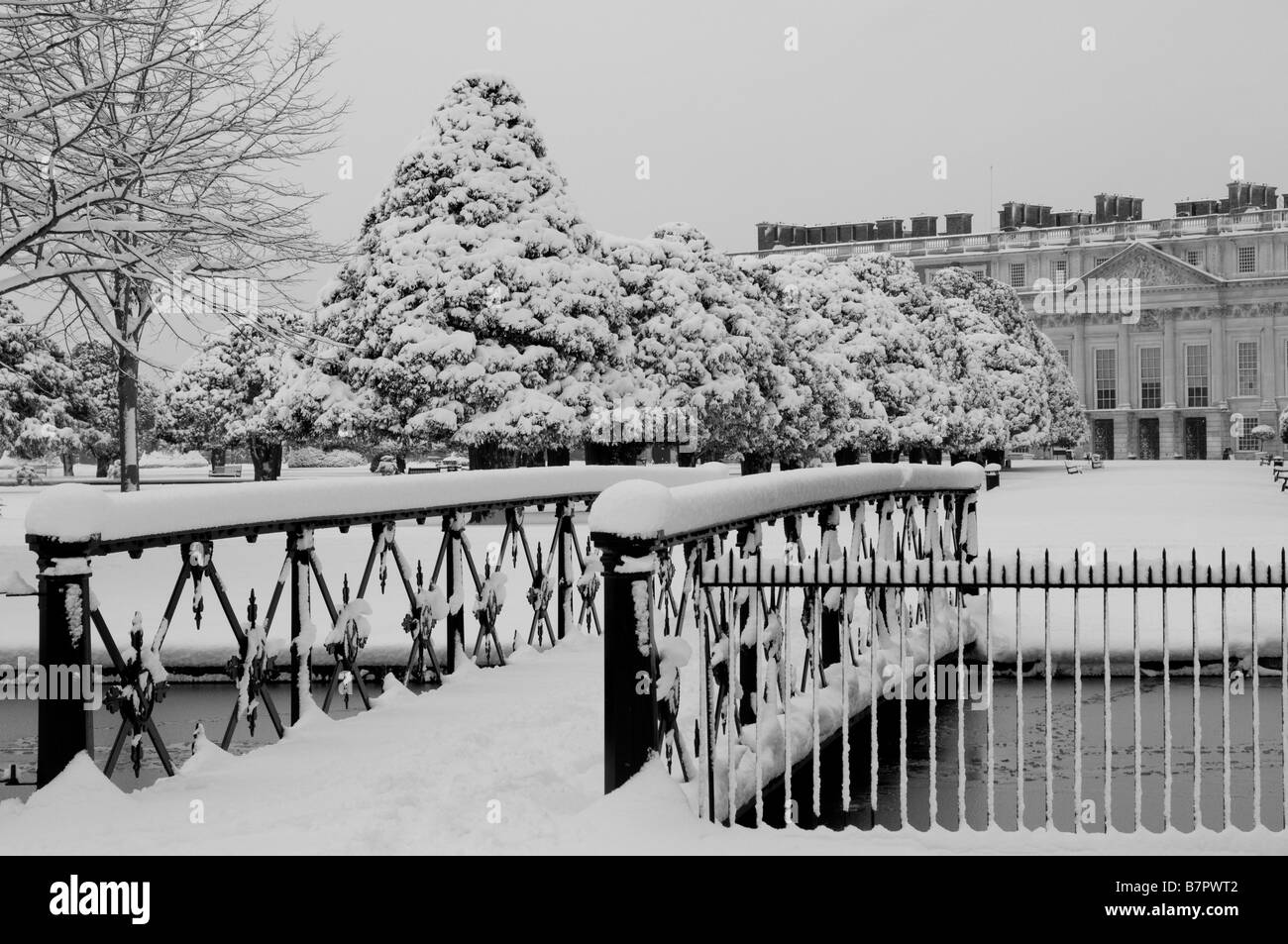 Hampton Court Palace und Garten im Schnee nach Hause Park Surrey UK Stockfoto