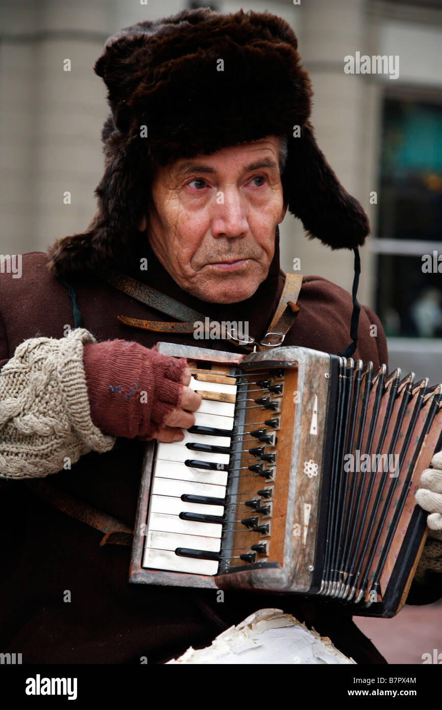 alte russische Mann spielt Akkordeon in Straße Moskau Russland Stockfoto