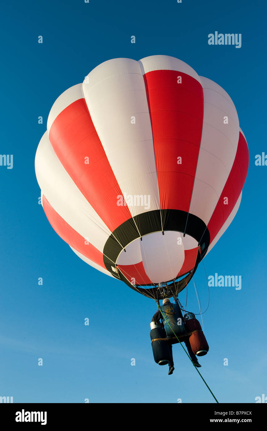 Pilot in einem Cloudhopper Heißluftballon Stockfoto
