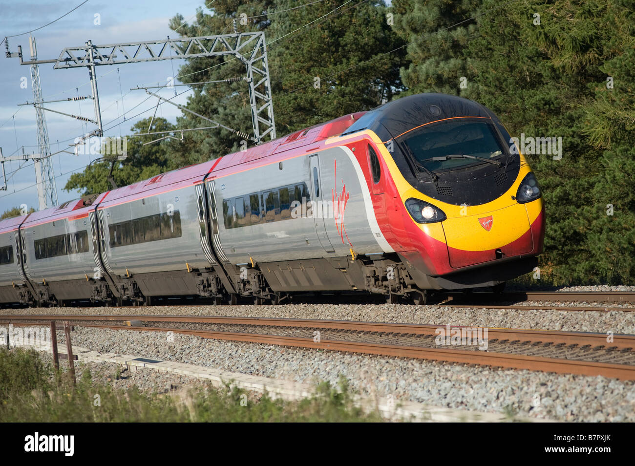 Klasse 390 Pendolino-Zug entlang der Strecke an der West Coast Main Line Englands zu beschleunigen Stockfoto