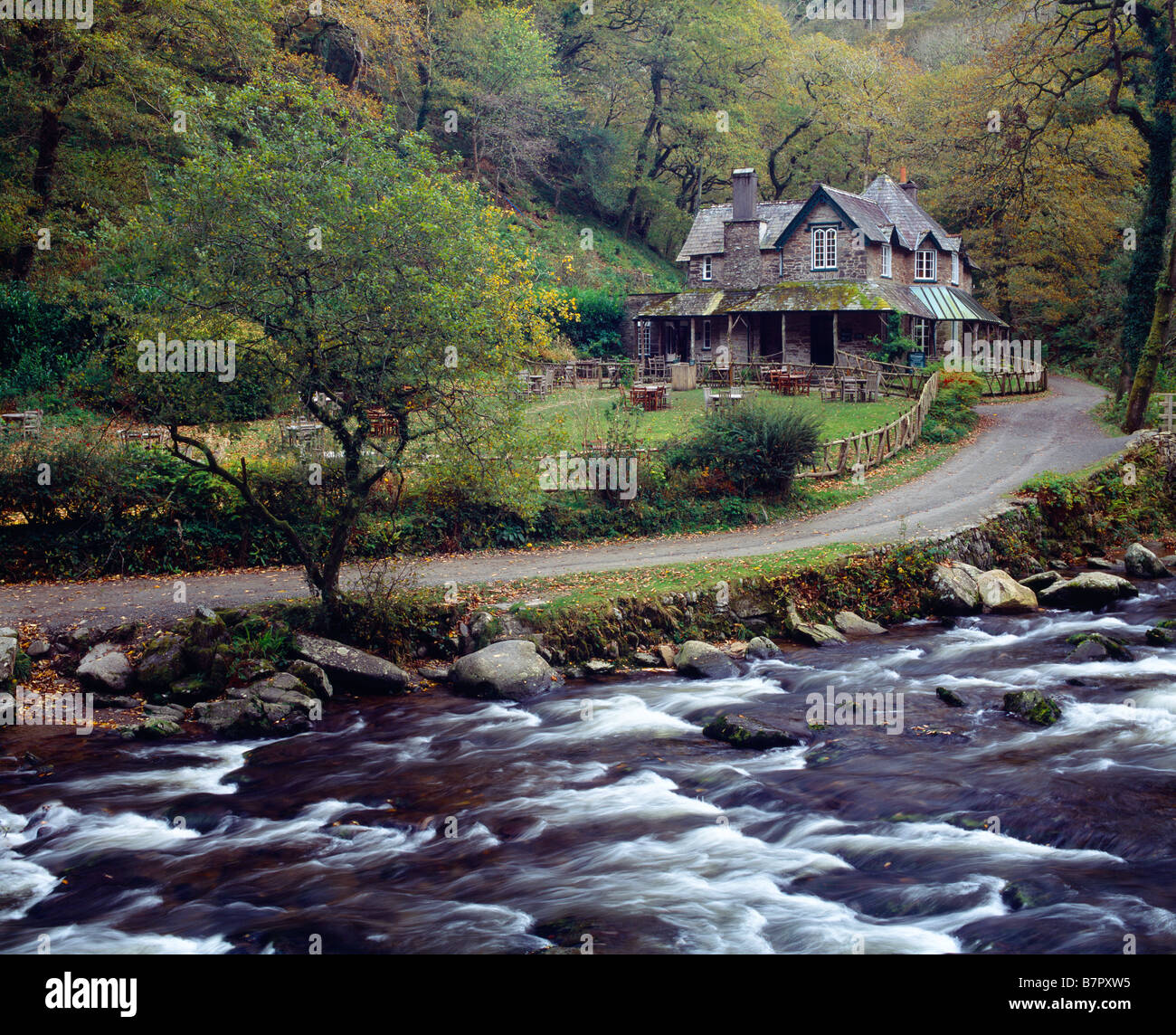 Watersmeet House Teestube am East Lyn-Fluss am Watersmeet im Exmoor National Park in der Nähe von Lynmouth, North Devon, England. Stockfoto