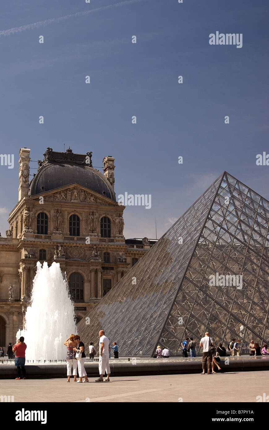 Louvre, Paris, Frankreich, Glas, Reflexion, Touristen Stockfoto