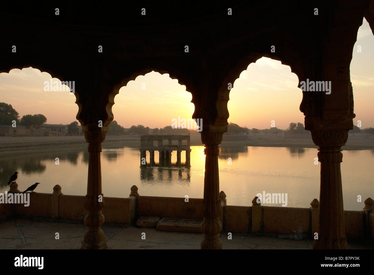 Blick auf den Gadi Sagar Tank im Morgengrauen Stockfoto