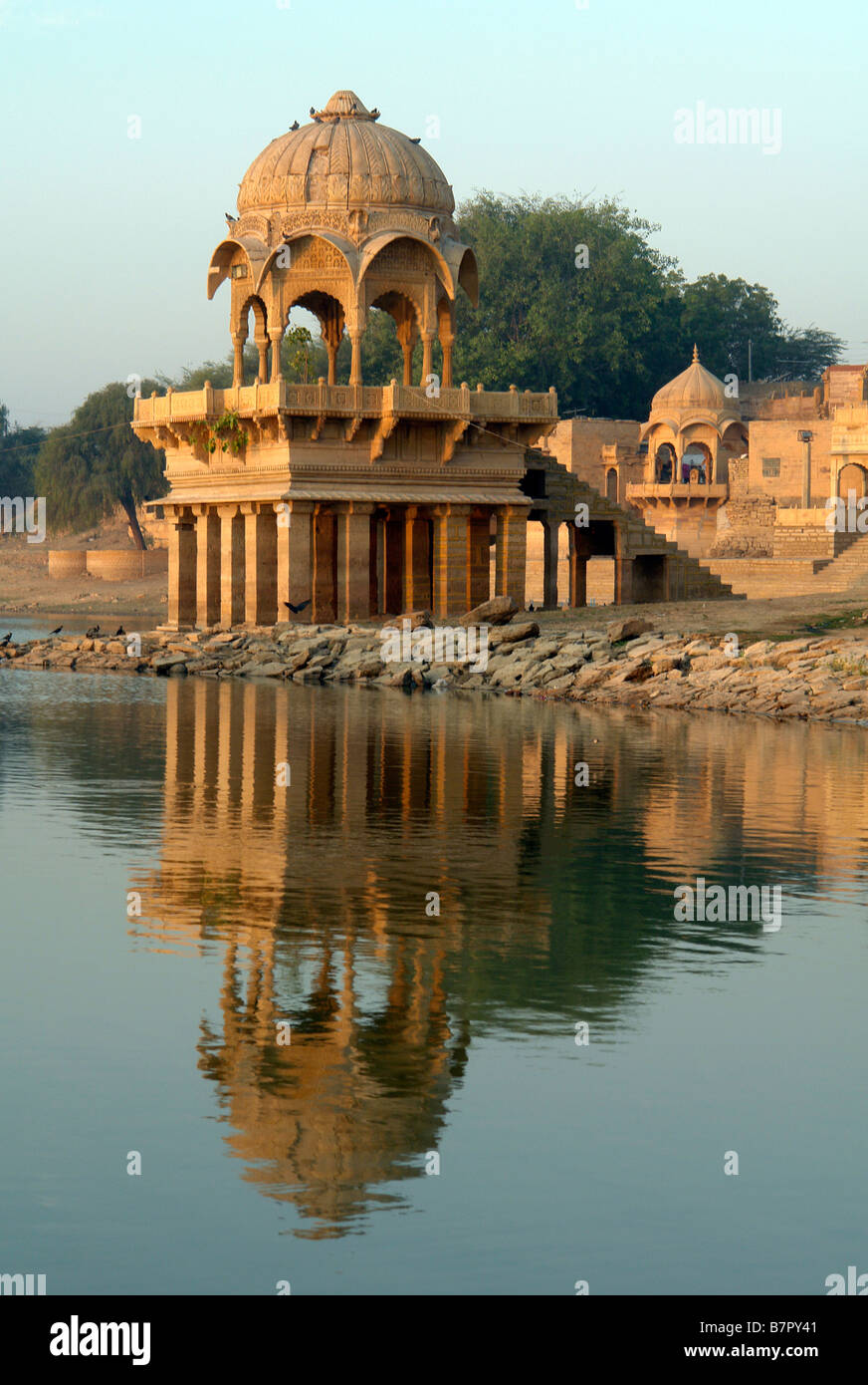 Tempelgebäude Gadi Sagar Tank mit Reflexionen Stockfoto