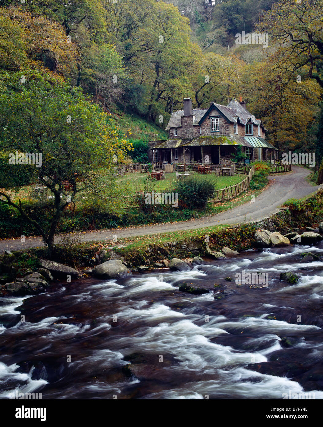 Watersmeet House Teestube am East Lyn-Fluss am Watersmeet im Exmoor National Park in der Nähe von Lynmouth, North Devon, England. Stockfoto