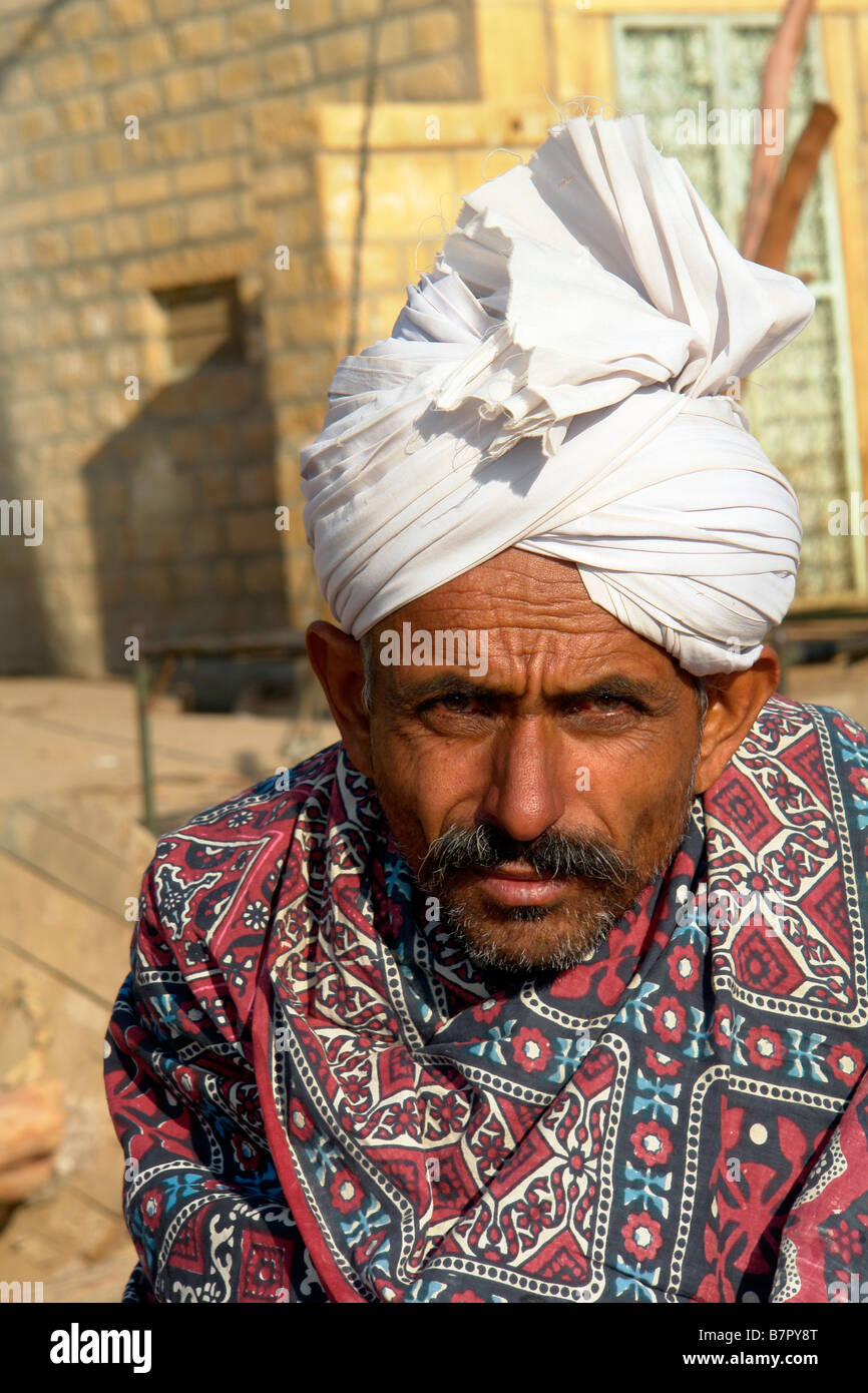 Porträt von lokalen indischen Mann in der Nähe des Forts in Jaisalmer mit traditionellen headress Stockfoto