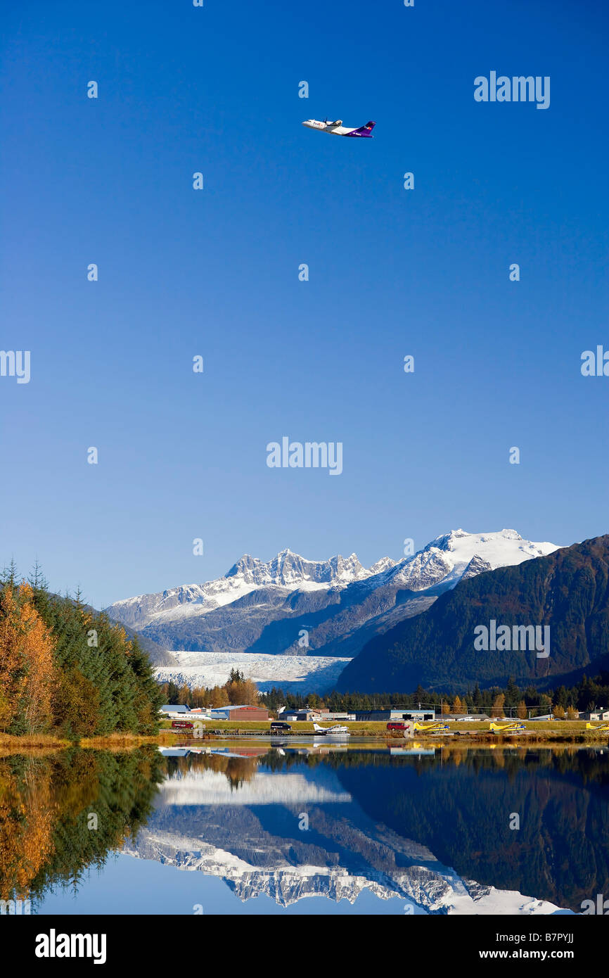 FedEx Jet verlassen Juneau Flughafen über Mendenhall Gletscher Küste Mtns Südosten AK Composite Stockfoto