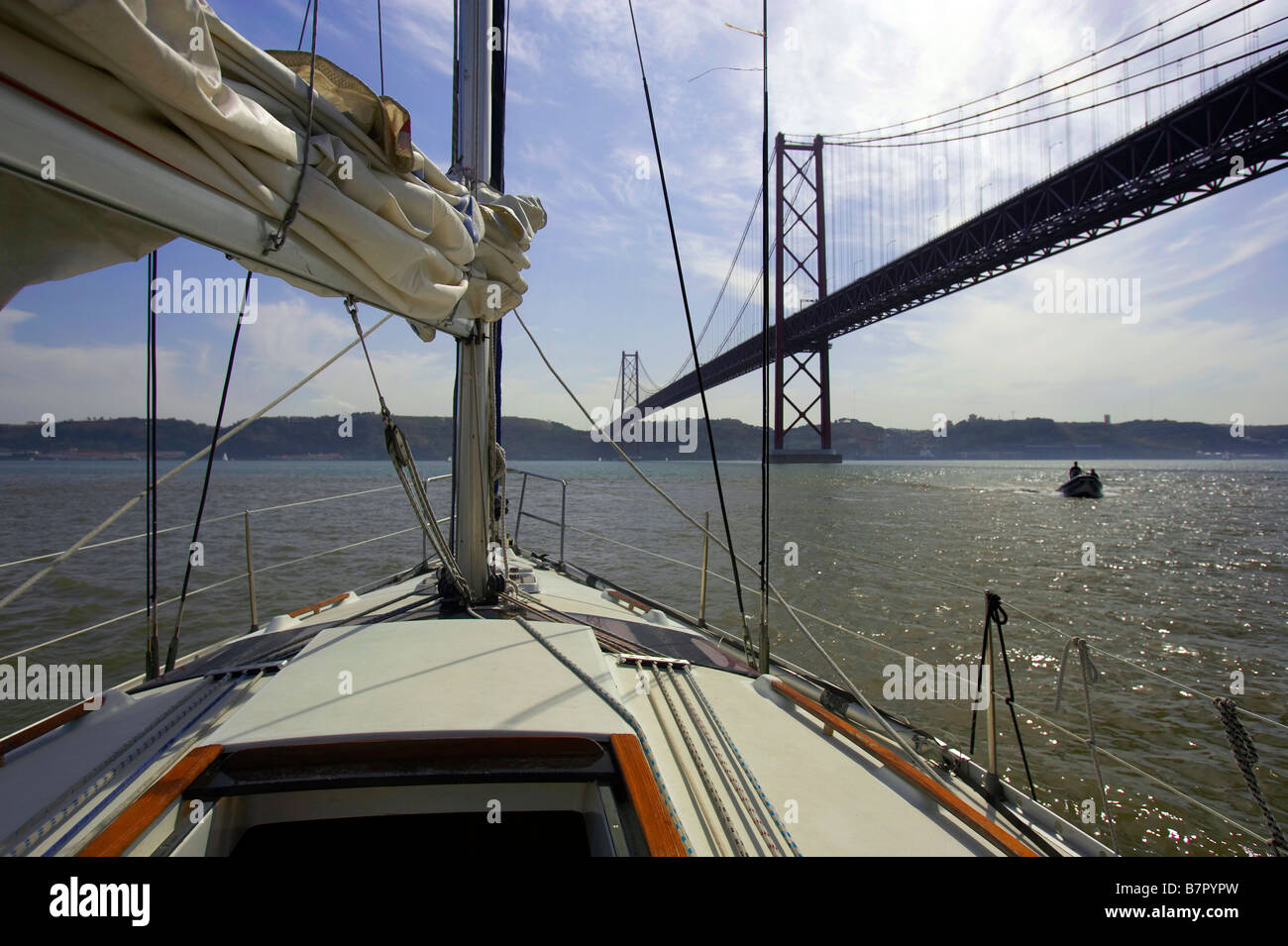 Segelboot in den Tejo (Fluss Tejo) in der Nähe von 25. April Brücke in Lissabon. Stockfoto