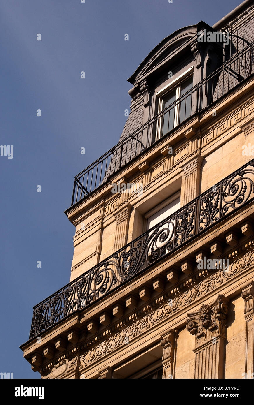 Paris Frankreich Fassade mit gusseisernen Geländer und Balkon Stockfoto