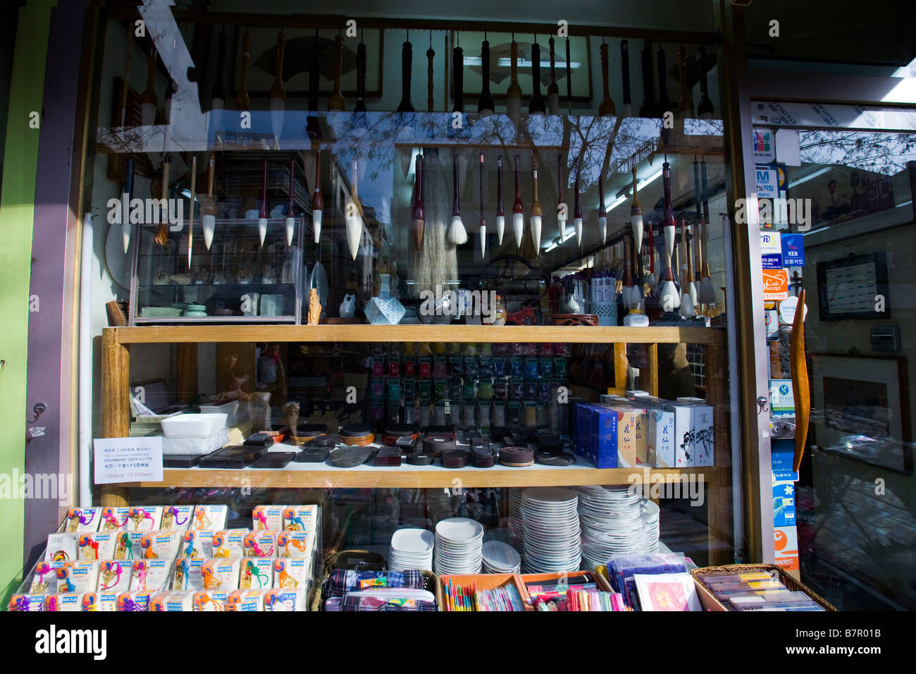 Kalligraphie-Shop in Insadong Seoul verkauften Bürsten und andere Materialien Stockfoto