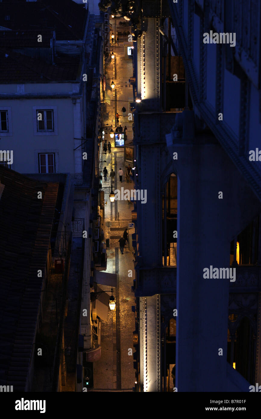 Straße in der Baixa, Lissabons. Auf der rechten Seite ist der Aufzug von Sankt Justa (Santa Justa). Stockfoto