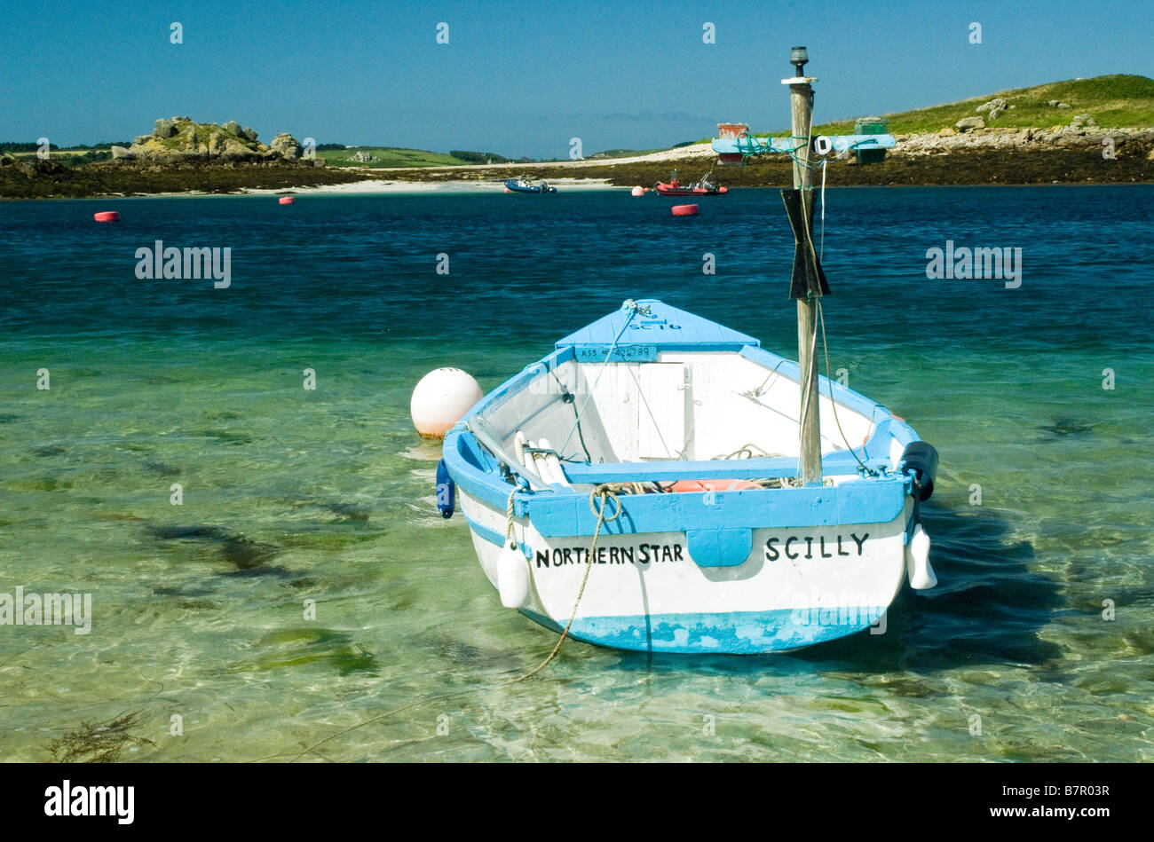 Ruderboot am Strand auf St. Martins Isles of Scilly an schönen Sommertag Stockfoto