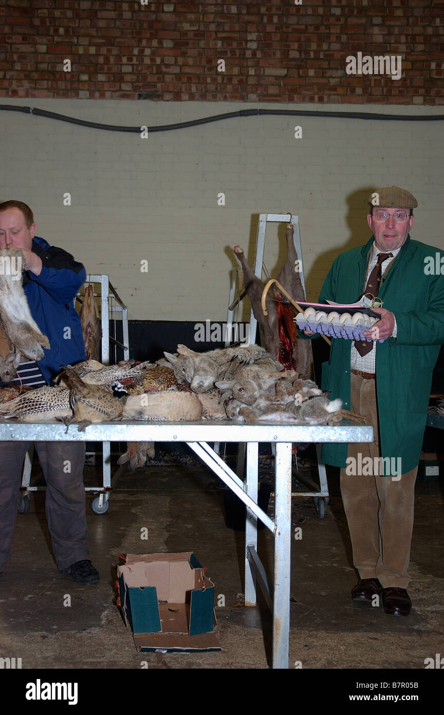 Mann verkaufte Kaninchen und Fasane in Melton Mowbray Farmers Market Stockfoto