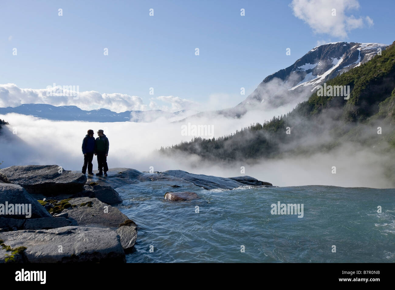 Zwei Leute übersehen den Rand der Sockeye fällt mit Ursprung in Juneau Icefield, Taku River Tal in Südost-Alaska Stockfoto