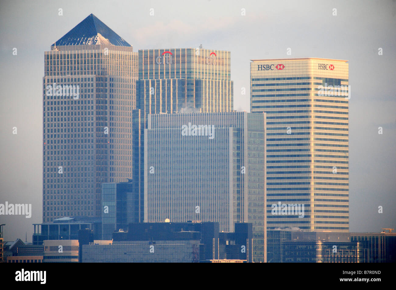 Nahaufnahme der wichtigsten Wolkenkratzer am Canary Wharf in London im winter Stockfoto
