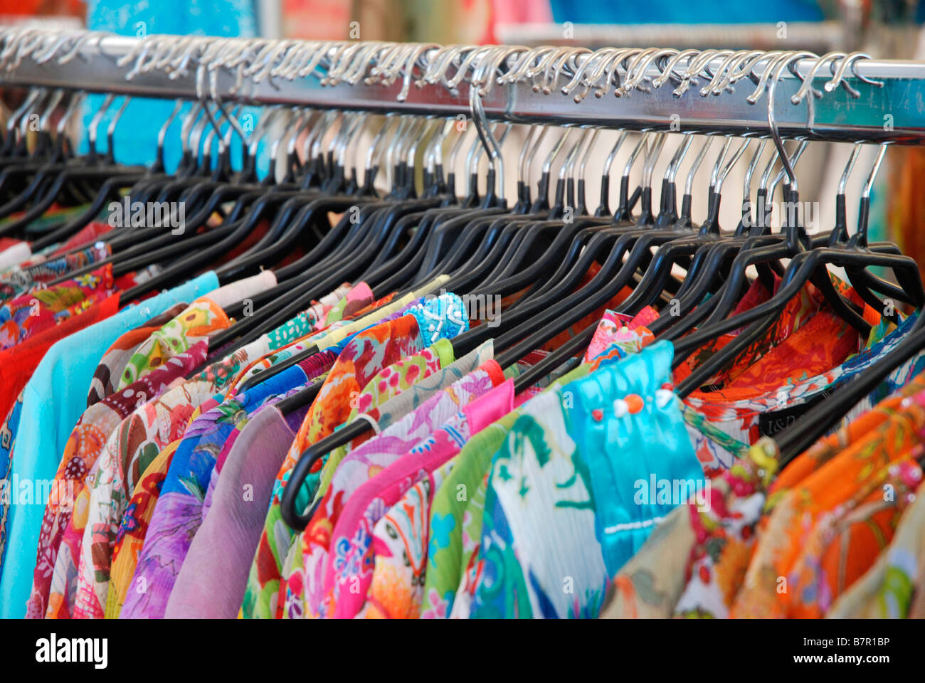 Kleiderstange Anzeigen Kleider in einem Marktstand Stockfoto