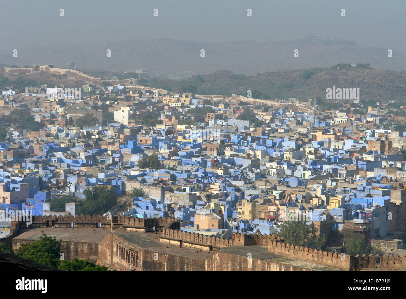 Blick auf die alte Stadt Jodhpur mit seinen traditionellen Brahmanen blau lackiert-Häusern aus der Festung Stockfoto
