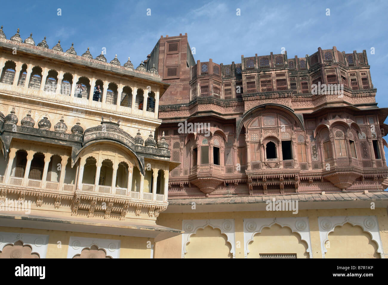 Sandstein gehauen Gebäude am Meherangarh fort Stockfoto