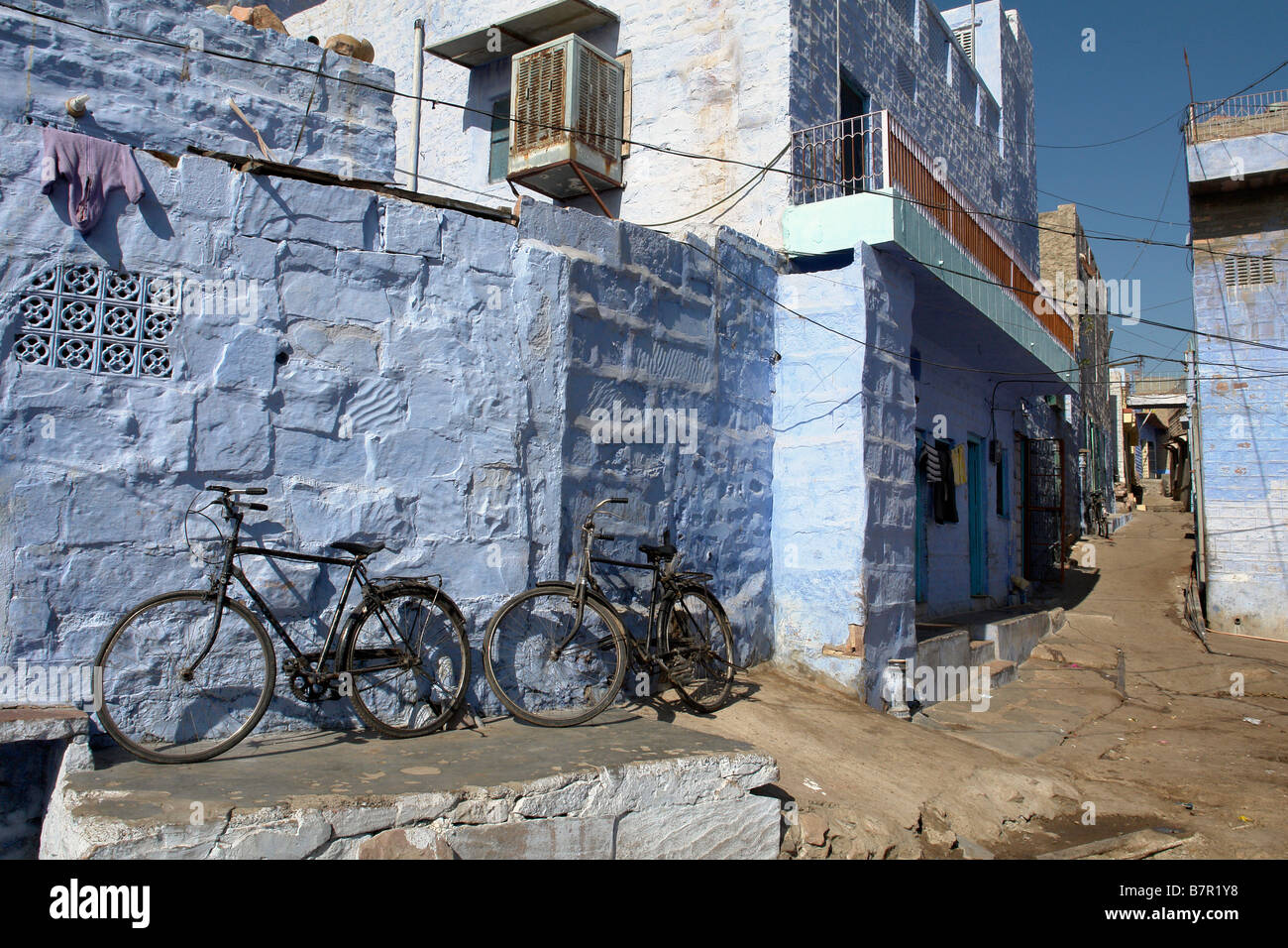 traditionellen blau lackierten Brahmane Häuser in die Gassen der alten Stadt Jodhpur mit zwei Fahrräder Stockfoto