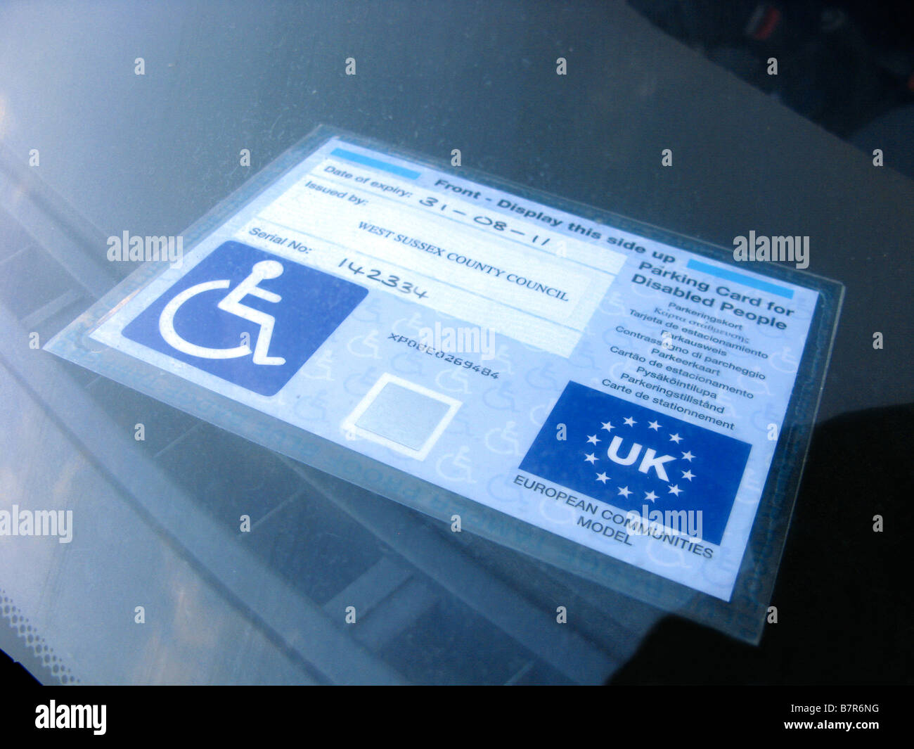 Parkausweis für behinderte Menschen, bekannt als einen Behindertenausweis  auf dem Armaturenbrett eines Autos Stockfotografie - Alamy