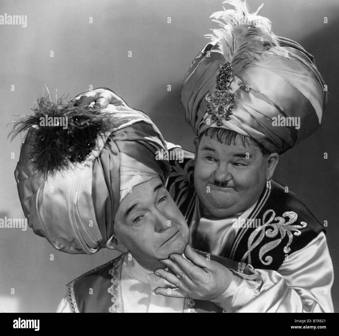 Eine eindringliche Wir Gehen Jahr: 1942 USA Stan Laurel, Oliver Hardy Regisseur: Alfred L. Werker Stockfoto