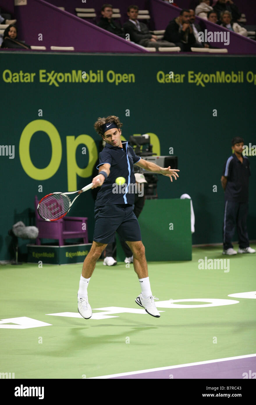 Federer im Kampf gegen Philipp Kohlschreiber bei den Qatar Open 2009 Stockfoto