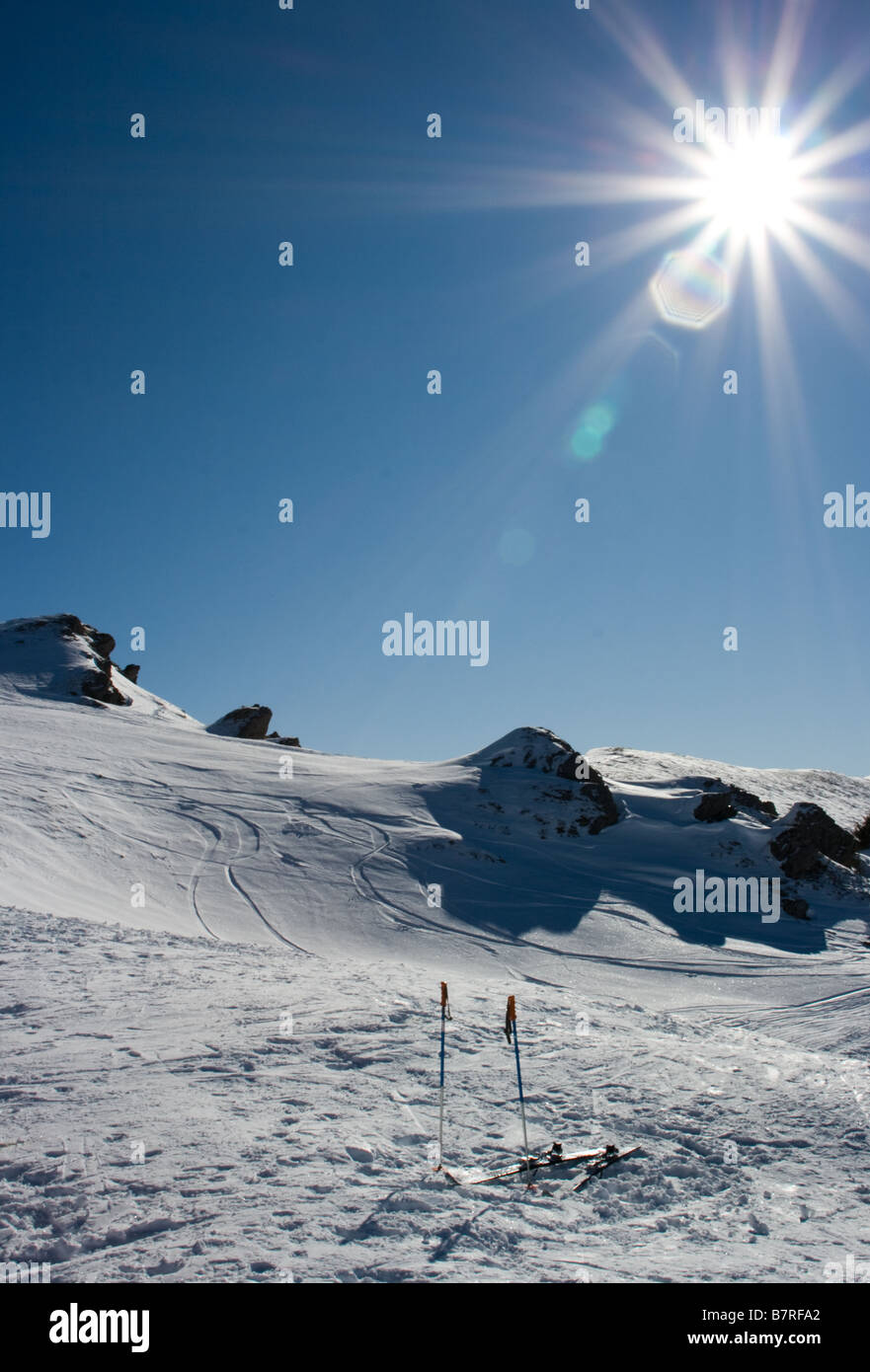 Einsame ski Stockfoto