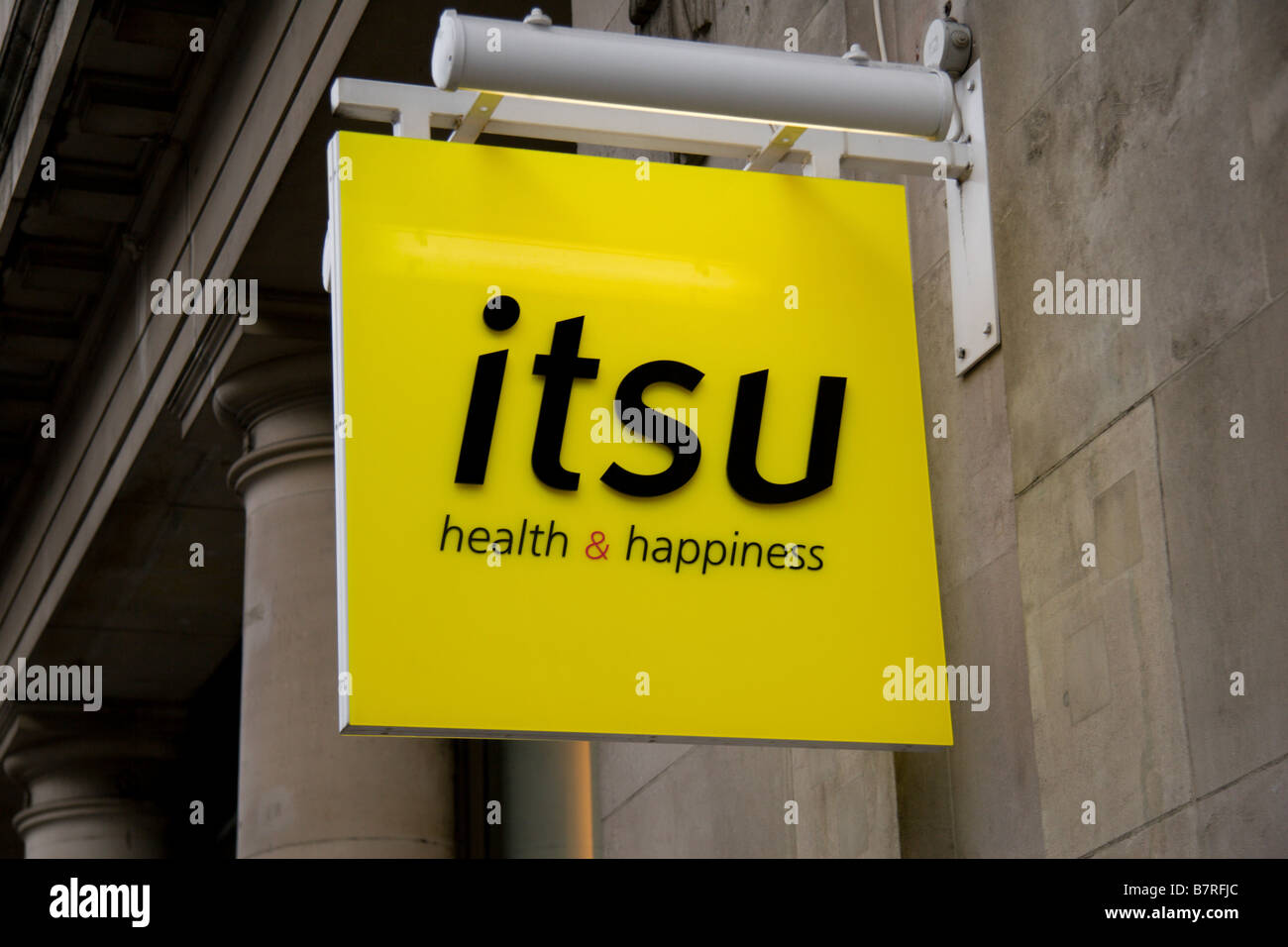 Melden Sie sich über dem Eingang zum Itsu Naturkost Restaurant/Shop am unteren Regents Street, London. Jan 2009 Stockfoto