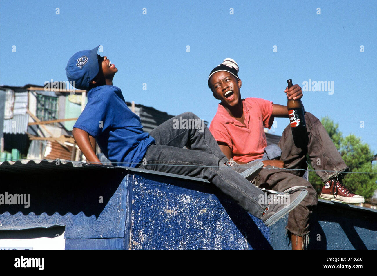 La Camera de bois Die hölzerne Kamera Jahr: 2003 - Südafrika Junior Singo, Unschuldige Msimango Regie: Ntshavheni Wa Luruli FR/GB 2003 Stockfoto