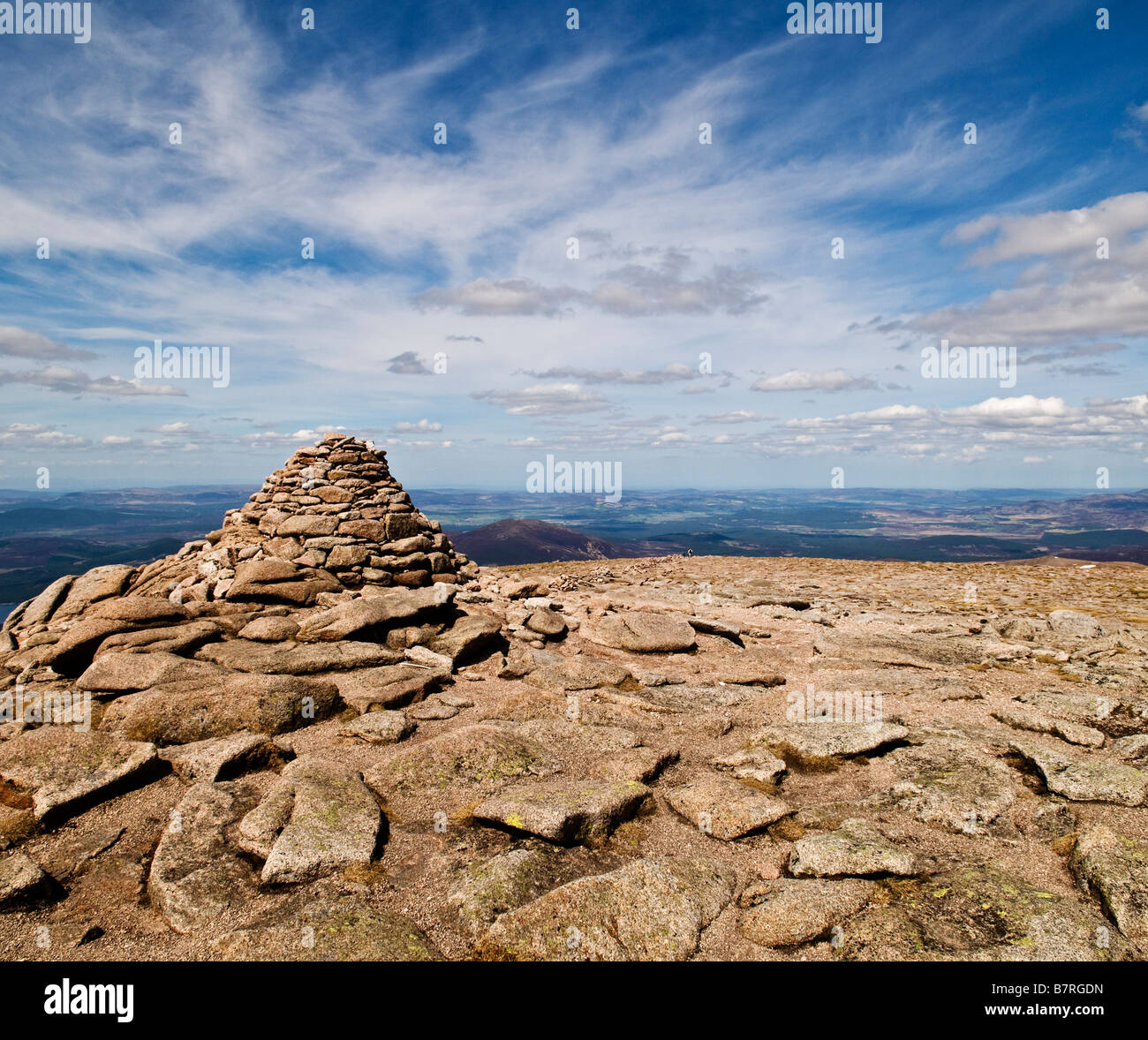 Route markieren Cairn auf dem Gipfel des Cairn Gorm Berges Cairngorm-Schottland Stockfoto