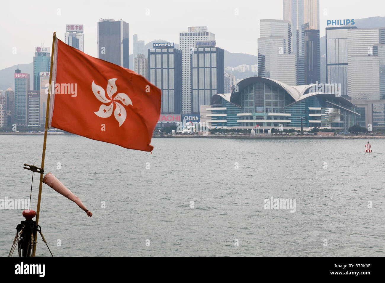 Hong Kong-Flagge mit Wanchai Convention Center im Hintergrund