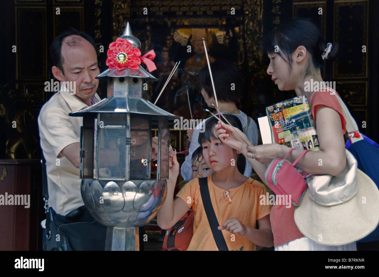 Singapur Thian Hock Keng Tempel auch Tianfu Gong Tempel chinesischer Tempel des himmlischen Glücks Chinatown Familie Mutter Kind junge Stockfoto