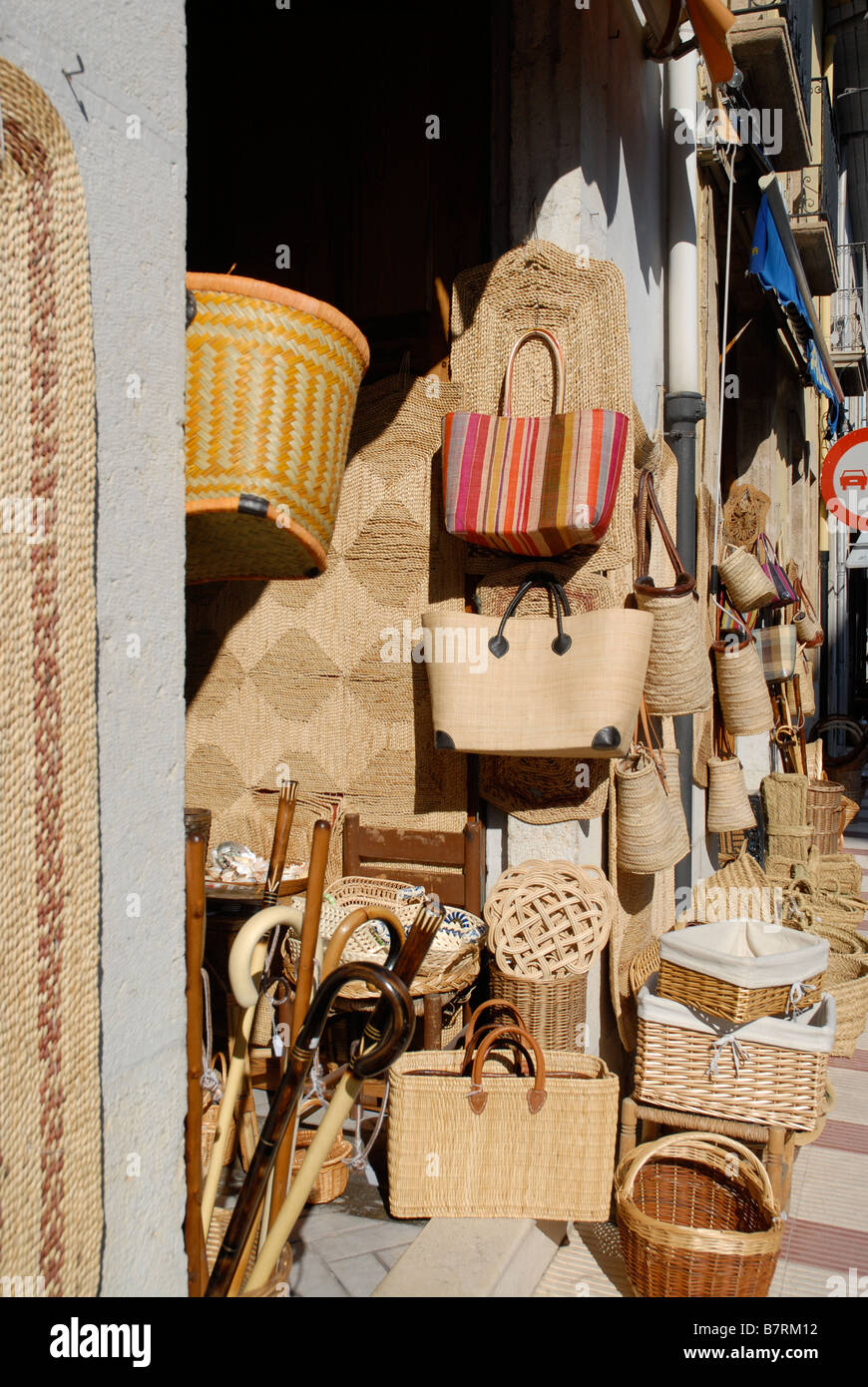 Körbe und Strohmatten angezeigt außen Souvenir-Shop, Gata de Gorgos, Comunidad Valenciana, Provinz Alicante, Spanien Stockfoto